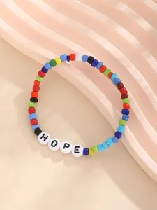 Detailansicht des handgefertigten Boho-Perlenarmbands mit Hope-Buchstaben auf Stein