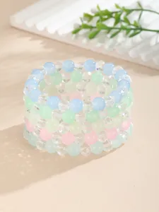 Detalle de cuatro pulseras de cuentas en azul, verde, amarillo y rosa pastel mate