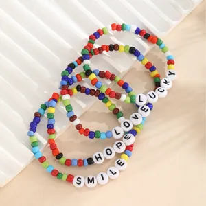 Böhmisches Set mit bunten Perlenarmbändern und motivierenden Buchstaben-Anhängern