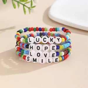 4er-Set bunte Boho-Perlenarmbänder mit LUCKY HOPE LOVE SMILE Buchstabenperlen