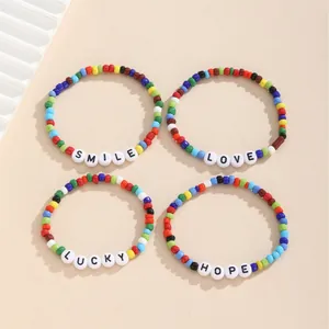 Set aus 4 bunten böhmischen Perlenarmbändern mit SMILE LOVE LUCKY HOPE Anhängern