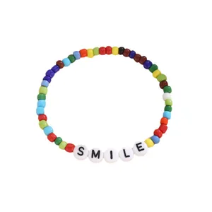 Bohemian bunte Perlenarmband mit SMILE Buchstaben Perlen für Frauen und Mädchen