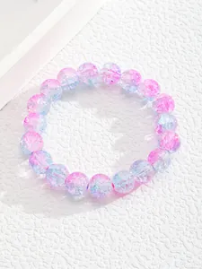 Primer plano de cuentas en degradado rosa y azul con textura interna de hielo roto