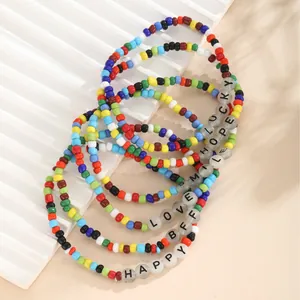 Set de pulseras de cuentas coloridas con dijes Lucky Hope Smile Love en base blanca