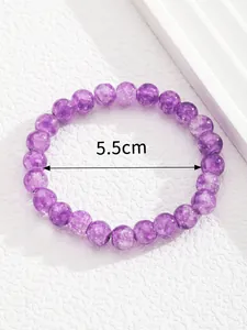 Detalle de pulsera de cuentas de vidrio púrpura mostrando el diámetro interior de 5,5 cm