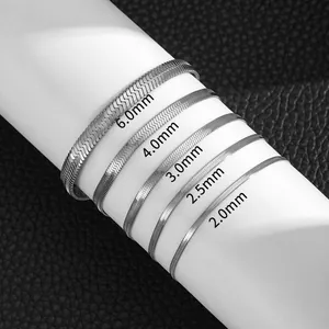 Dettaglio di cinque diverse larghezze di bracciali a maglia piatta da 2,0 mm a 6,0 mm