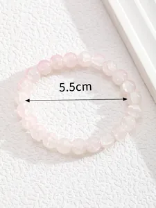 Detalle de pulsera de cuarzo rosa que muestra el diámetro interior de 5,5 cm y cuentas lisas