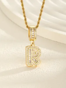 Vue rapprochée du pendentif lettre R doré avec zircons brillants et chaîne torsadée