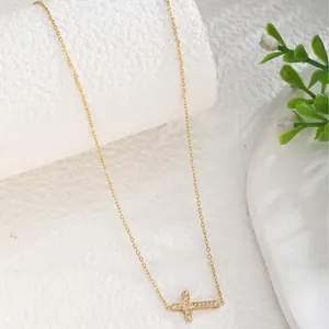 Elegante goldene Kreuzhalskette mit Zirkonia-Steinen an einer feinen O-Halskette