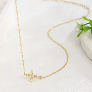 Goldene Kreuzkette mit Herzanhänger und funkelnden weißen Zirkonia-Steinen