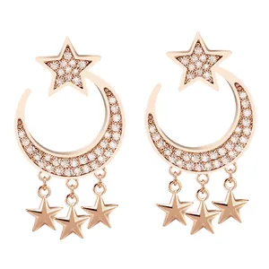 Pendientes de moda en oro rosa con colgantes de luna y estrella y piedras de circón blanco