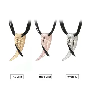 Drie geometrische geborstelde legering hangers in goud, roségoud en zilver finish