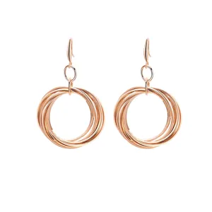 Dettaglio di orecchini a cerchi intrecciati in oro rosa con ganci eleganti