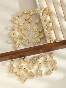 Vue détaillée de 26 pendentifs lettres en or sertis de zircons cubiques brillants
