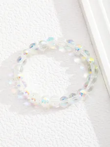 Vista de detalle de pulsera de cuentas de vidrio iridiscente con brillo arcoíris