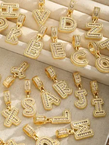 Vue détaillée de 26 pendentifs lettres dorées sertis de zircons brillants