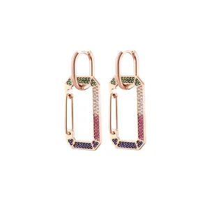 Detalle de pendientes mosquetón en oro rosa con pavé de circonitas de colores en fondo blanco