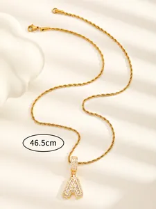 Détail du collier doré de 46,5 cm avec pendentif lettre A et incrustation de zircon