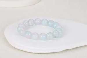 Primer plano de pulsera de cuentas de vidrio irisado con brillo de aurora y tonos violetas
