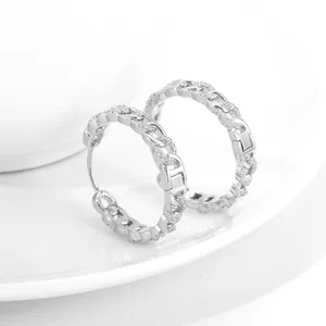 Orecchini a cerchio a catena d'argento con zirconi pavé dal design alla moda