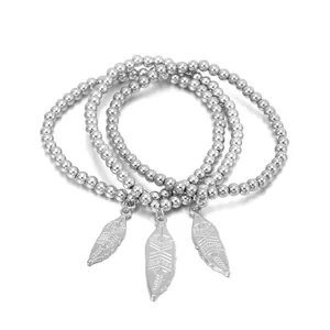 Dreiteiliges silbernes Perlenarmband-Set mit gravierten Federanhängern auf weißem Grund