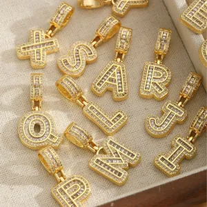 Collier avec pendentif lettre dorée orné de zircons brillants au style minimaliste chic