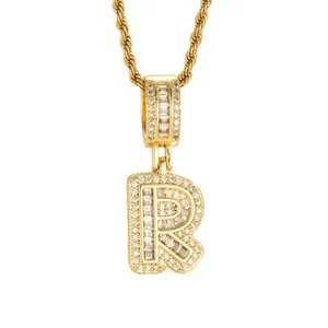 Collier avec pendentif lettre R dorée orné de zircons brillants et chaîne torsadée