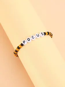 Detalle de pulsera de cuentas naranjas y negras con dijes de letras que dicen POCUS