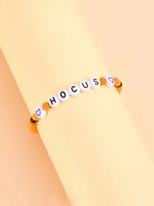 Detalle de cuentas con letras HOCUS en pulsera de cuentas naranjas y negras