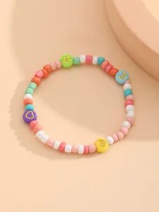 Primer plano de pulsera de cuentas coloridas con detalles de corazón, estrella y luna