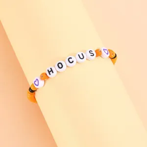 Pulsera de cuentas hecha a mano con letras HOCUS, corazones púrpuras y cuentas de colores