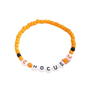 Pulsera de Halloween hecha a mano con cuentas naranjas y letras Hocus decorativas