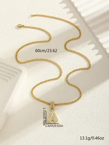 Vue macro d'un pendentif lettre A plaqué or 18k serti de zircons avec détails de taille