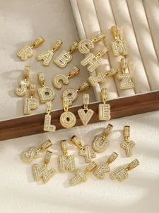 Vue macro de pendentifs lettres plaqués or 18k avec sertissage en micro-pavé de zircon