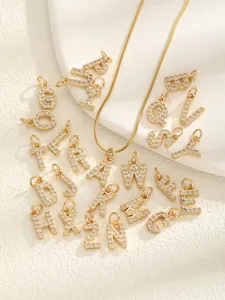 Ensemble détaillé de 26 pendentifs lettres dorés sertis de zircons avec chaîne