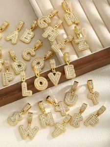 Vue détaillée de pendentifs alphabet en plaqué or 18k sertis de zircons baguette