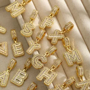 Pendentifs alphabet en cuivre plaqué or 18k avec zircons baguettes et pavés fins