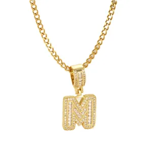 Collier avec pendentif lettre M plaqué or 18k serti de zircone et chaîne cubaine