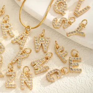 Collier avec pendentif lettre plaqué or serti de zircones en acier inoxydable