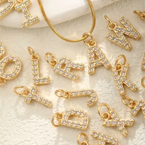 Colliers dorés avec pendentif lettre serti de zircons et chaîne serpent élégante pour femme