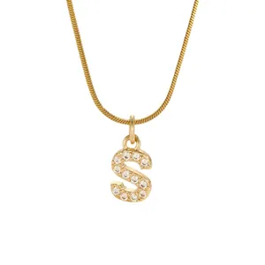 Collier mode doré avec pendentif lettre S serti de zircons sur une chaîne serpent