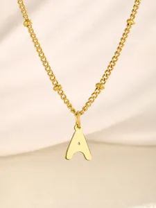 Primer plano de un collar dorado con colgante de letra A y cadena de cuentas finas