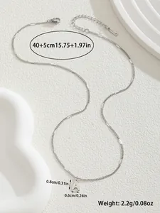 Detalle del colgante letra A plateado en una cadena ajustable de 40 más 5cm de acero
