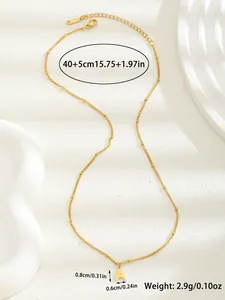 Detalle del collar con colgante de letra A dorada con cadena ajustable y cierre de langosta