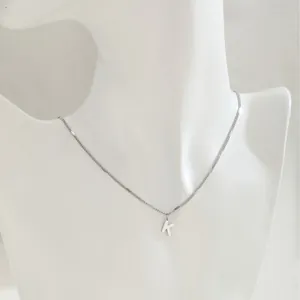 Collar con colgante de letra K en acero inoxidable pulido con cadena fina en O