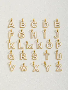 Dettaglio dei 26 ciondoli con lettere A-Z in smalto bianco e bordi con perline dorate