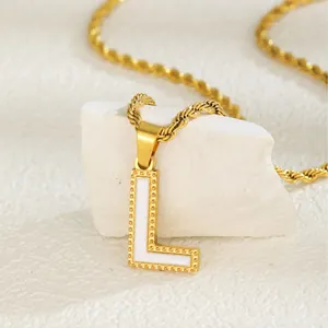 Collana dorata con pendente lettera L in smalto bianco e catena a corda spessa trendy