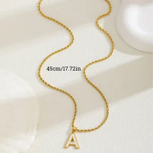 Collana a catena dorata con pendente a lettera A in smalto bianco su fondo strutturato