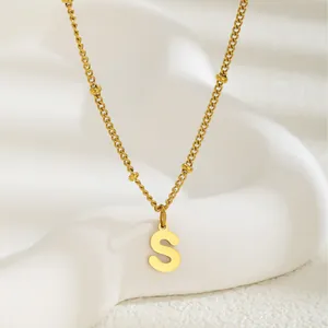 Collar minimalista con colgante de letra S dorada y cadena de bolas en piedra blanca