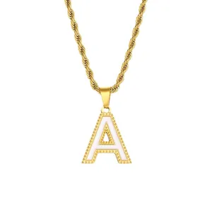 Collana a catena dorata con pendente lettera A in smalto bianco e bordi di perline d'oro